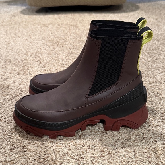 SOREL maroon waterproof boots - Picture 3 of 9